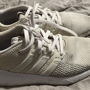 Adidas skor 39 - Fina vita och gråa skor från adidas  Ser väldigt smutsiga ut, tror de ska vara vit eller grå. men de är lite mörkare fram vit tårna som jag ej kan få bort .  Innermått 24.5 
