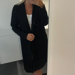 Svart kappa - Svart kappa från zara. Storlek S. Köpt för 2 år sedan. Fint skick, inga defekter❤️‍🔥