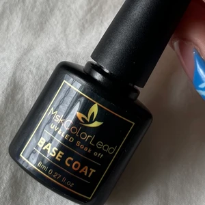 Base coat  - Base coat gel lack som används med UV lampa. Lägg på innan färg för att det ska hålla längre och ge en smooth finish. Endast öppnad, aldrig använt. Säljer massa fler färger så kolla min sida 🦋🦋