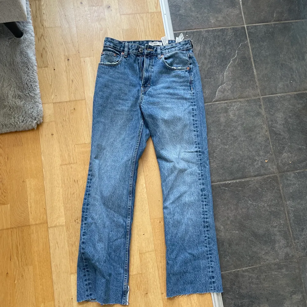 Ljusa jeans från pull and bear i storlek 36, knappt använda pga av att dom var försmå  ,Skulle säga att dom är små i storleken , 150kr+ frakt . Jeans & Byxor.