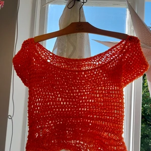 Virkad tröja  - Egen virkad tröja med mjukt inte stikigt garn. Fina påsydda paljeter i samma kulör som garnet. 