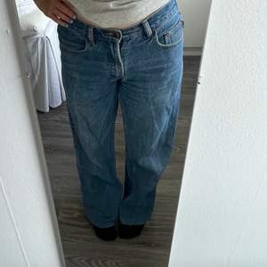 Coola jeans i kvalitativt tyg inköpta på Humana. Jag har sytt in de lite i midjan samt tagit upp dem lite på längden men inget som ser konstigt ut. Snygga när de hänger lite på höfterna men kan nog även bli mer högmidjade beroende på hur man vill ha dem💞