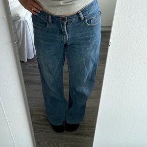 Kvalitativa jeans - Coola jeans i kvalitativt tyg inköpta på Humana. Jag har sytt in de lite i midjan samt tagit upp dem lite på längden men inget som ser konstigt ut. Snygga när de hänger lite på höfterna men kan nog även bli mer högmidjade beroende på hur man vill ha dem💞
