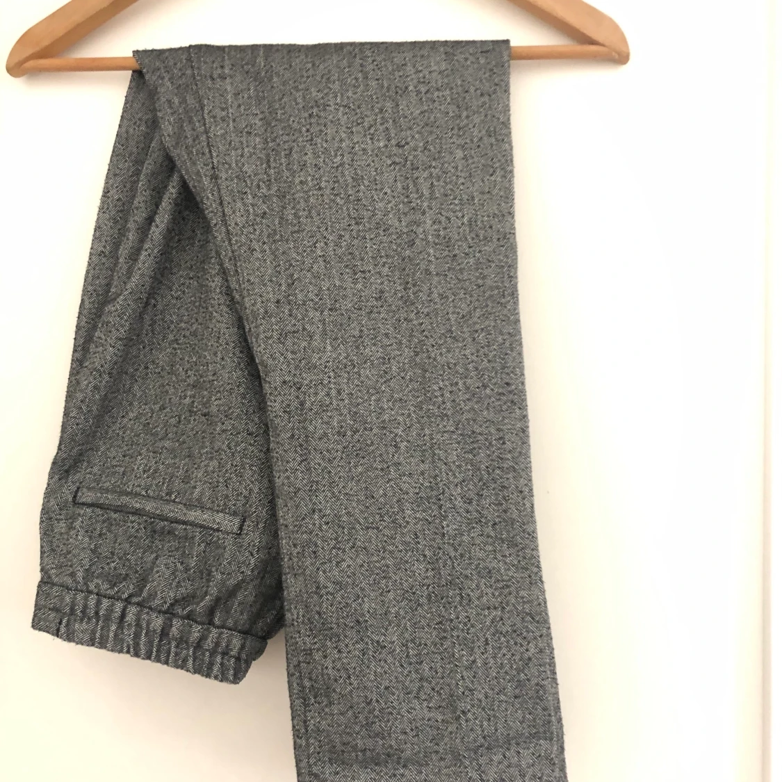 Gråa kostymbyxor
