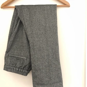 Gråa kostymbyxor - Fina grå kostym byxor från Monki. Fint skick!  (Osäker på vad frakten blir)