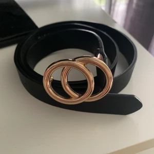 Svart Bälte - Ett bälte jag knappt använt, men dock har jag gjort två egna hål! Skärpet är 95 cm långt. Köparen står för frakt💗