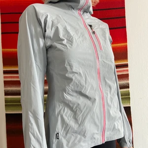 Peak performance  - Regnjacka från Peak performance🌧 använt fåtal gånger, i bra skick!