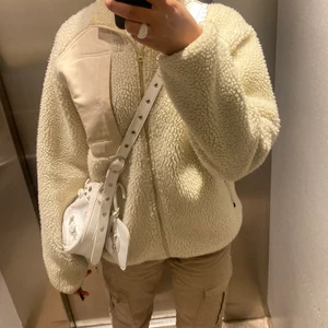 Beige fleece  - Beige fleece jacka från zara, jätte snygg och skön! Perfekt mot höst!