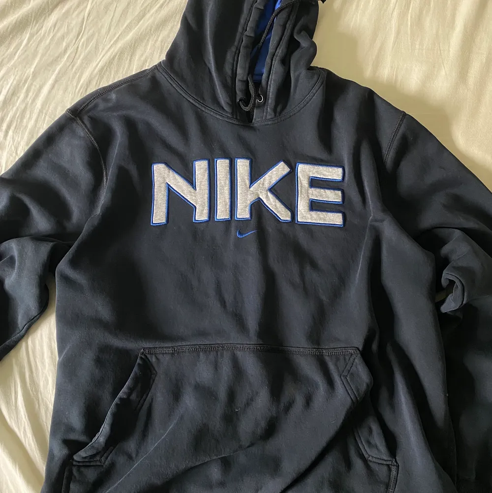 riktigt cool mörkblå hoodie från nike! säljer eftersom den är lite för stor för mig och inte kommer till användning. storleken är XL. hoodien är i bra skick förutom ett litet hål på baksidan, kolla bild 3. köparen står för frakt! . Tröjor & Koftor.