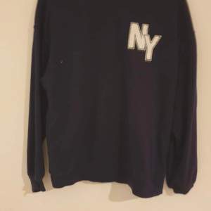 Marinblå/mörkblå oversized sweatshirt i storlek s ifrån hm. Använd fåtal gånger.