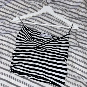 Superfin Bandeautopp - Helt oanvänd bandeautopp från bershka! Strl M men liten i storlek