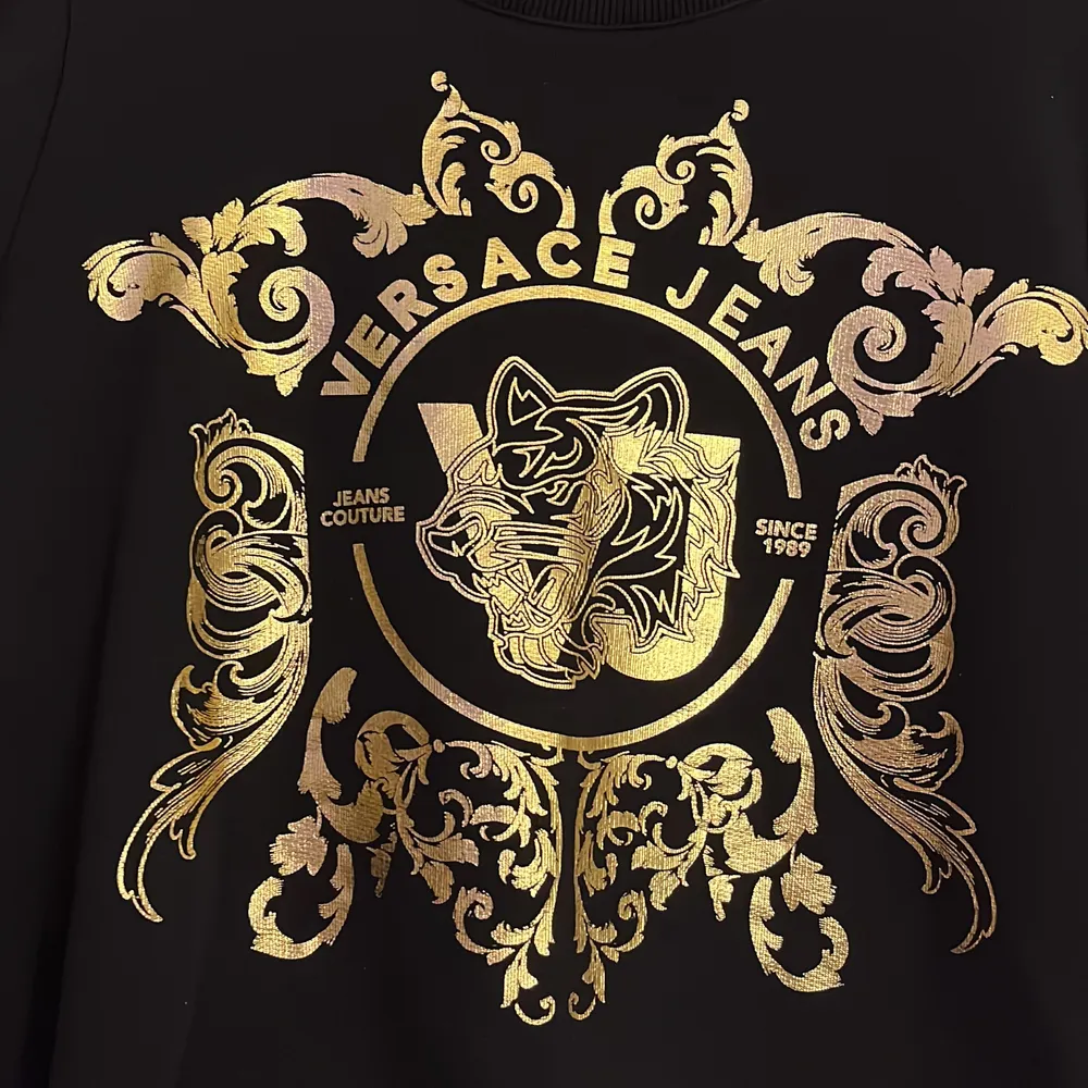 Äkta Versace sweatshirt i strl S. Väldigt fin & stilig samt skön att ha på sig. Finns ej kvar i affärer. Använd 2-3 gånger. Väldigt bra & fint skick. . Tröjor & Koftor.