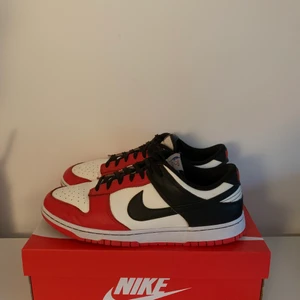 Nike dunk Chicago 75th low - Nike dunk Chicago 75th low Skick 10/10  använda fåtal gånger.  Storlek 46 Priset kan diskuteras!