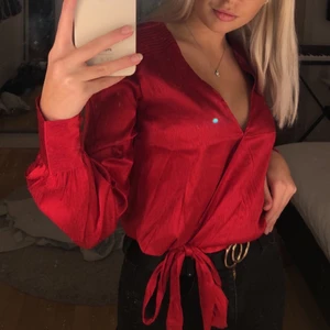 Röd tröja  - Säljer denna röda blusen/tröjan ifrån Nelly då den inte längre kommer till användning. Köpare står för frakt 