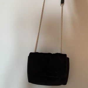 Säljer nu denna jätte snygga väska som jag köpte i en märkes butik och märker är Sofie schnoor - Den är så himla snygg och kommer från Sofie Schnoor och har inga skador alls