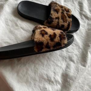 Leopard tofflor i storlek 39 - Säljer ett par tofflor med leopard fluff. Helt oanvända i storlek 39. Säljer dessa för 55 kronor + frakt för ca 40 kr💕