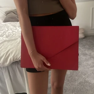 Bianca datorfodral - Bianca datorfodral från ”by Biancaingrosso”, använder inte länge men så fint, använt skick därav priset ❤️ finns inte att köpa längre!