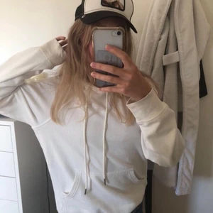 Vit hoodie - Säljer nu min snygga vita hoodie på grund att jag har flera! Köpt från hm för 200 och säljer för 85. I fint skick💞 pris går alltid att diskutera!