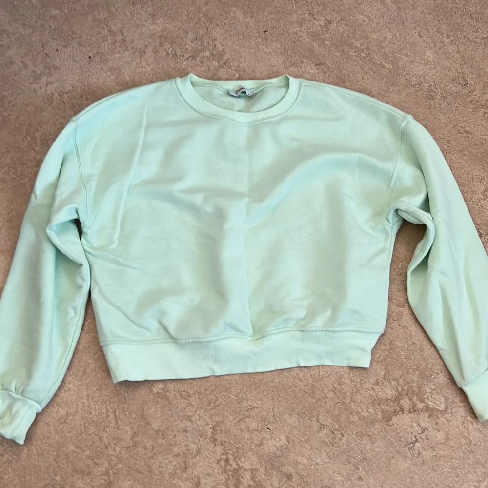 Superfin sweatshirt från chiquelle, kommer inte till användning längre!. Tröjor & Koftor.