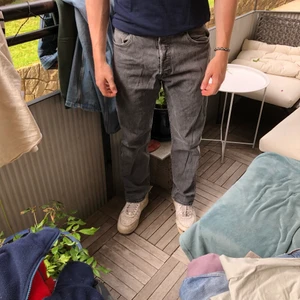 Levis 501 svart/grå - Snygga Levis 501 svarta. Klassiska och fungerar alltid. Gott skick trots väl använda. Skriv vid fler frågor. 