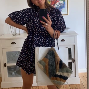 Klänning - Kort söt klänning från Ax Paris! Jättefint skick, finns även band som man knyter i midjan