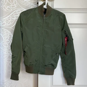 Alpha industries  - En äkta alpha jacka i storlek xs  Inköpt för ca 4 år sedan och använt 6 gånger Max, väldigt fint skick, inga skador osv 