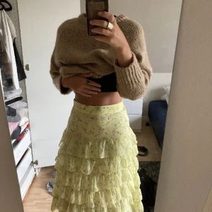 Gul kjol med volang  - Skriv vid frågor osv 