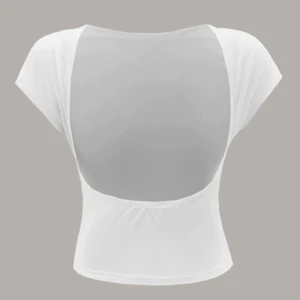 Vit topp med öppen rygg - Fin vit topp med öppen rygg. Sista bilden är passformen, men inte samma färg. Frakt ingår ej🥰