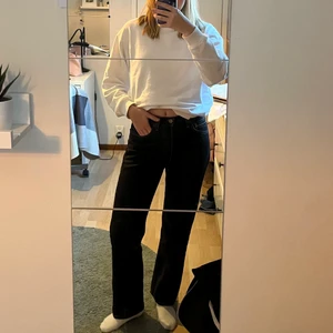 Levis 501 jeans - Säljer dessa levis 501:or köpta här på plick. De är i storlek W29 men skulle säga de passar mer W25 elr 34 i sådana storlekar. Säljer då ja tycker dem är lite korta på mig, annars är de jättefina! Jag är 164cm.