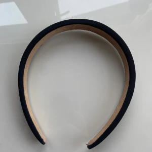 Diadem - En jätte fin, enkel och skön svart diadem. 