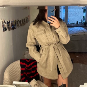 Kappa från BikBok - Säljer den här fina kappan från BikBok då den inte kommer till användning, aldrig använd! Perfekt nu till hösten! Storlek XS men passar mig som har S!💞