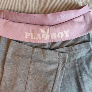 bootcut playboy byxor - Jätte söta bootcut byxor från playboy i stl M 💓 dem är jätte bekväma och har fickor på sidorna. 