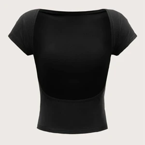 Rygglös topp - Säljer nu denna svarta rygglösa toppen. Toppen är i nytt skick och är endast använd max 3 ggr. Frakten ligger på 45kr. Tveka inte att komma privat om nu har några funderingar. Det är många intresserade så kommer att starta en budgivning! Högsta bud:200kr❤️