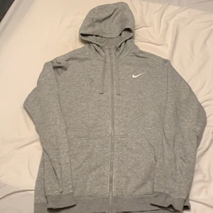 Nike zip tröja - Grå Nike zip tröja med luva