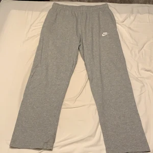 Nike raka mjukisbyxor - Gråa raka mjukisbyxor Nike. Raka i passform. Storlek L men passar även M  