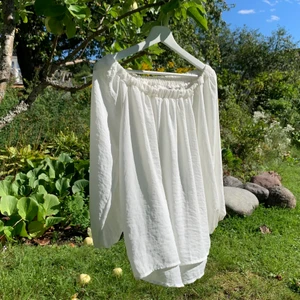 Vit sommarblus  - Använd vid ett fåtal tillfällen och är i mycket fint skick.