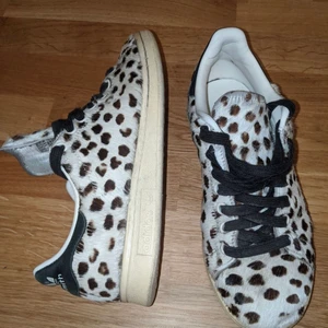 ADIDAS Stan Smith limited edition i storlek 38 - Säljer nu mina limited edition ADIDAS Stan Smith i storlek 38 i fint begagnat skick. Köpta nya för 3900kr i USA.
