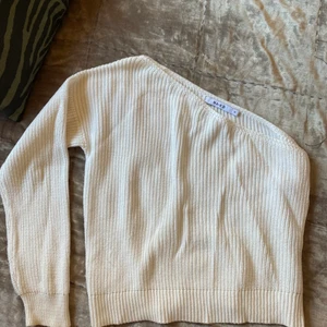 One shoulder tröja - Använd en gång för 4 år sedan hehe, men sitter väldigt snyggt. Från NAKD