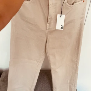beige jeans  - beige jeans från lager-  helt ny :)   Plus frakt