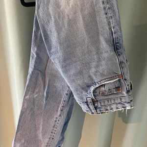 Zara jeans  - Säljer nu dessa Zara jeans, mid waist. Änvända 1-2 gånger, i nyskick. Säljer pga kommer inte till användning. Slutsålda i alla storlekar på hemsidan. Skriv till mig om ni är intresserade 