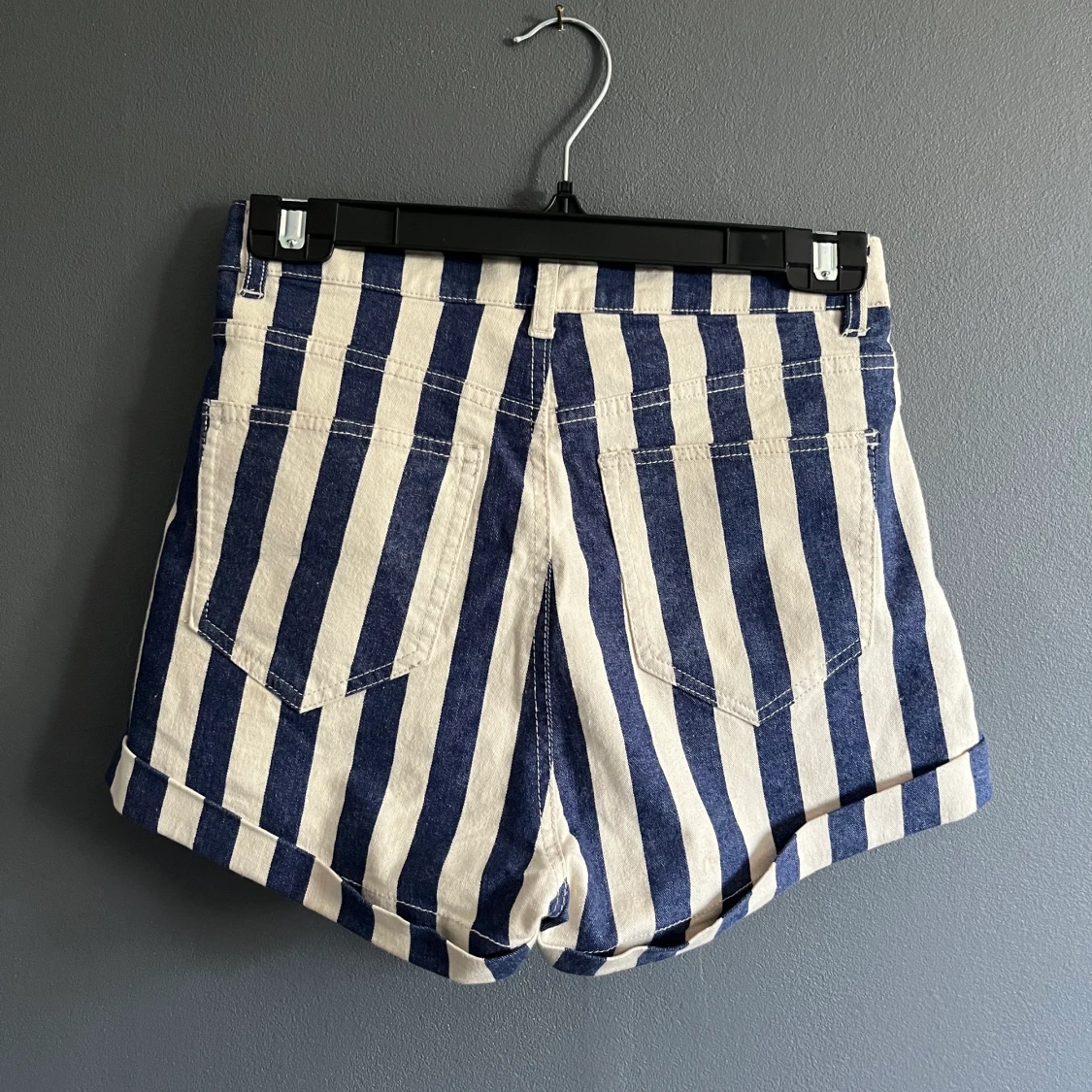 Blå och vitrandiga jeansshorts med högmidja  - 90