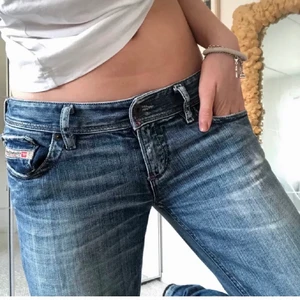 Lågmidjade diesel jeans - La upp igen för köparen slutade svara. Snygga lågmidjade jeans! Innerbenslängden 81cm, byxlinningen 85cm. Ej mina bilder men samma modell och storlek 