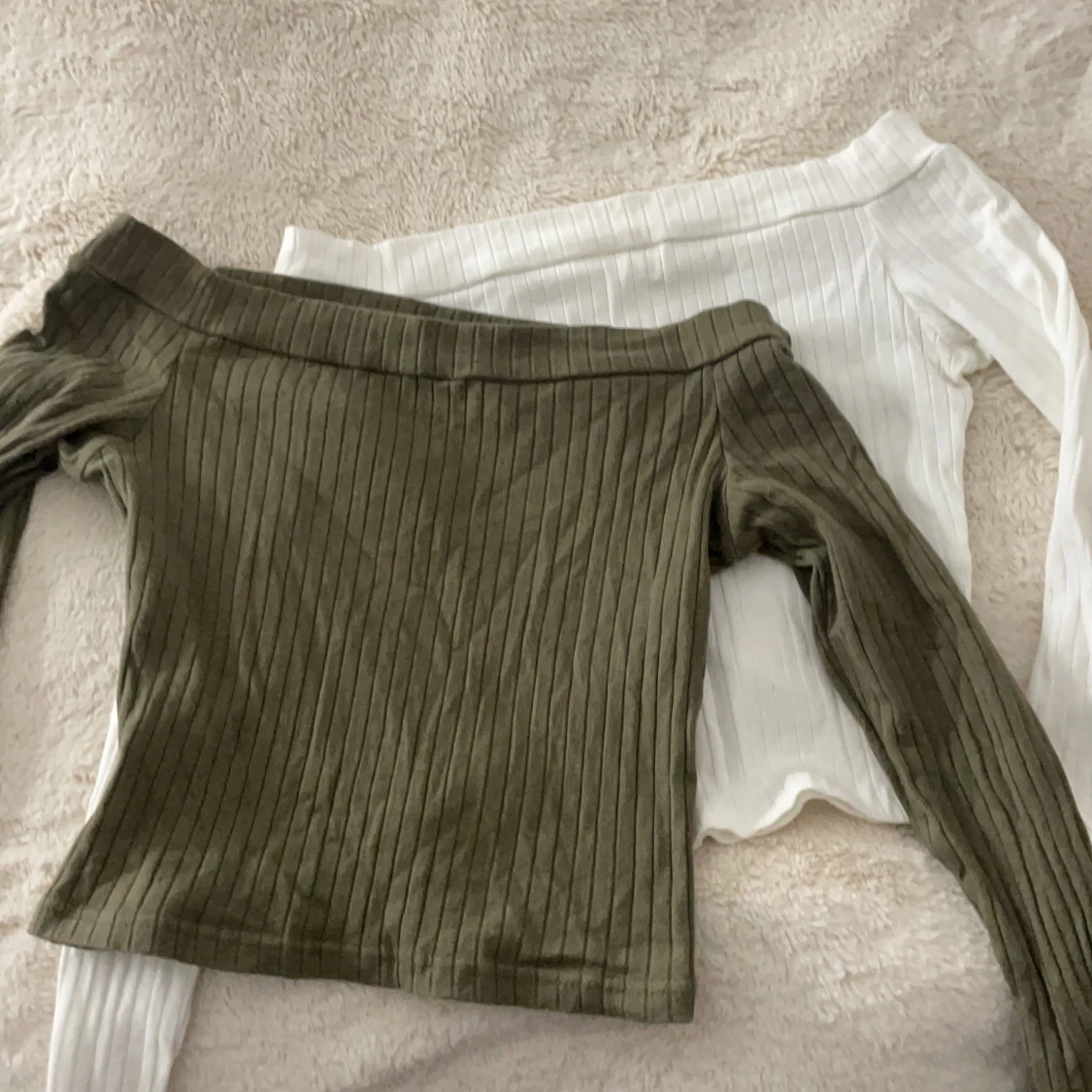 Militärgrön och vit off-shoulder toppar