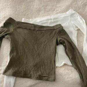 Militärgrön och vit off-shoulder toppar - Fint skick, paketpris på de