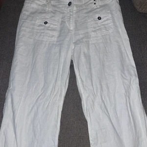 Linnebyxor från Under a lucky sky - Ett par trendiga low Waits linnebyxor från Under à lucky sky. Köpta secondhand men säljer pga försmå. Aldrig använda i storlek S/xs. Svin snygga detaljer på fickorna där framme och där bak!  KÖP INTE DIREKT🫶🏼