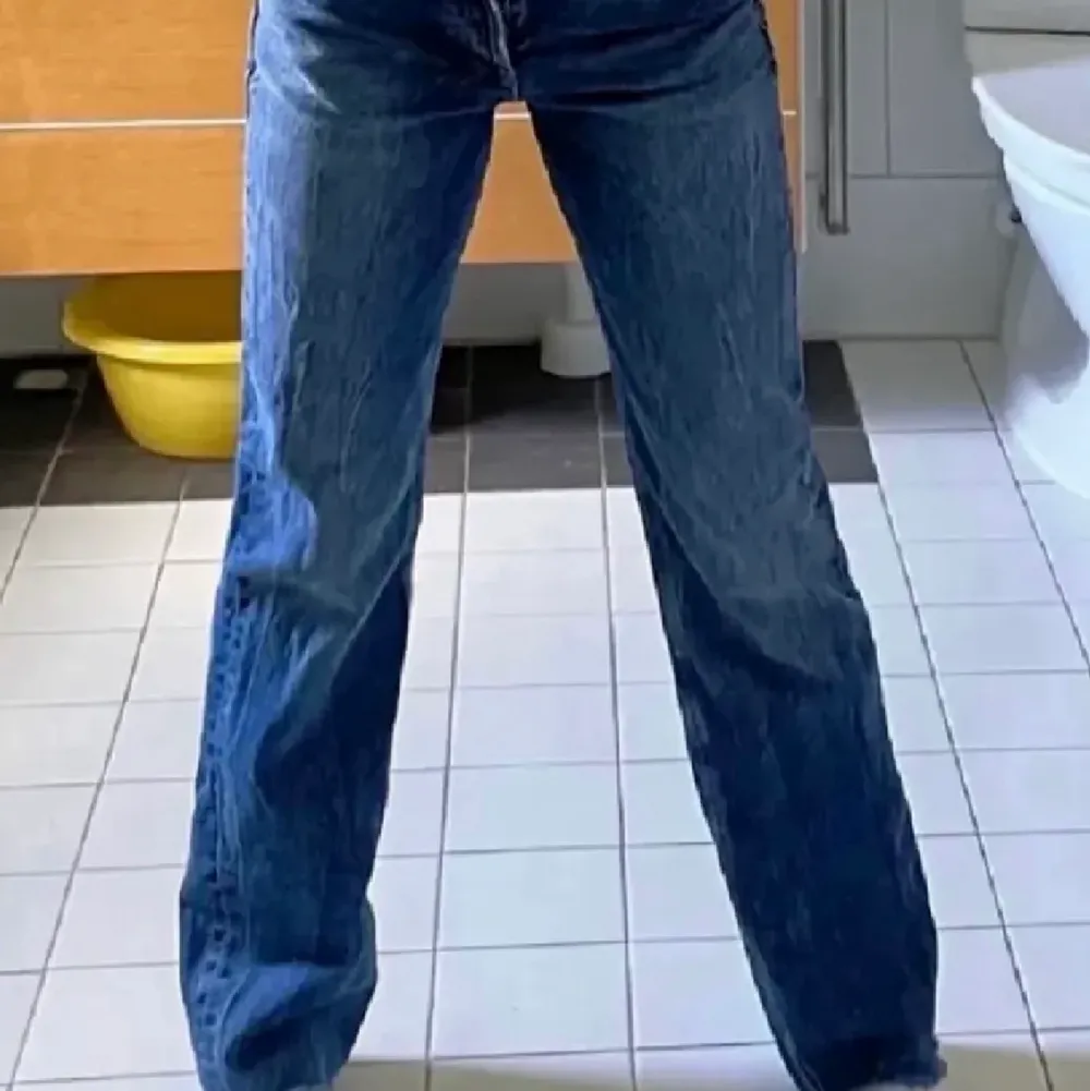 Helt utsålda zara jeans i fin mörkblå färg! Första bilden är lånad med är exakt samma! ord pris ca 399kr . Jeans & Byxor.