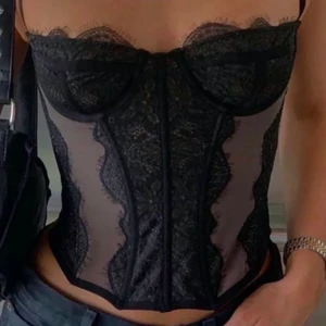Topp - Säljer denna jättefina trendiga korsetten ifrån Urban Outfitters. (Obs den är liten i storleken). Den är endast testad och alltså i ny skick. Korsetten är helt slutsåld på hemsidan och om det är flera intresserade så blir det budgivning på den.💕