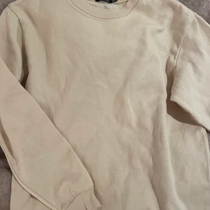 Sweatshirt  - Hej!  Säljer den här sweatshirten från Boohoo i storlek S. Använda den en gång. Säljer den för 70kr!🌸