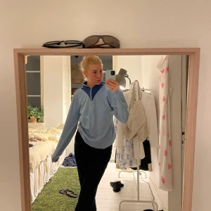 Vintage tröja med dragkedja  - Vintage tröja i härlig blå färg. Köpt second hand men tyvärr inte kommit till användning. Cirka storlek S men passar även xs och m 