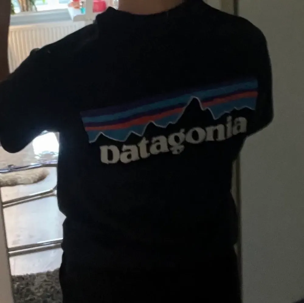 Säljer min mörkblå patagonia t shirt som knappt blivit andvänt och är i topp skick. T-shirts.